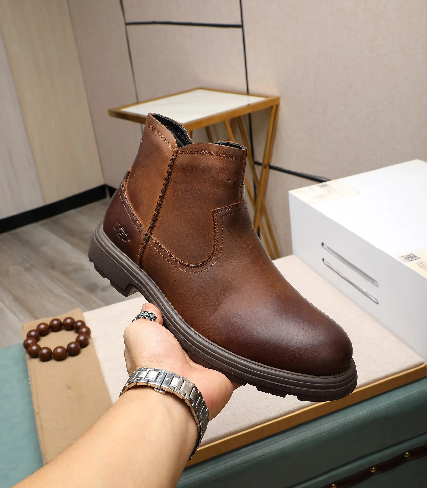 Men's men's shoes💰640 UGG (100% genuine wool lining, 10% off for fake ones) Please pay attention to the quality of the original order and compare the thickness of the wool🏮🏮Hot-selling UGG from Australia's warm luxury brand men's shoes, the official website is synchronized, Beckham men's style..., made of imported top-layer waxed cowhide, waxed toe cap, Australian real wool velvet lining Carefully sewn...Imported rubber Martin boots outsole (comfortable, soft and wear-resistant). I really like the quality..Exquisite workmanship. You can't put it down at first sight. Size 39-44